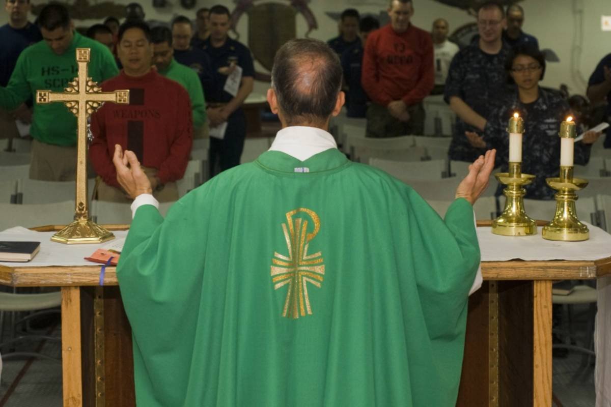Padre usa patinete elétrico e humor para atrair fiéis de volta à Igreja