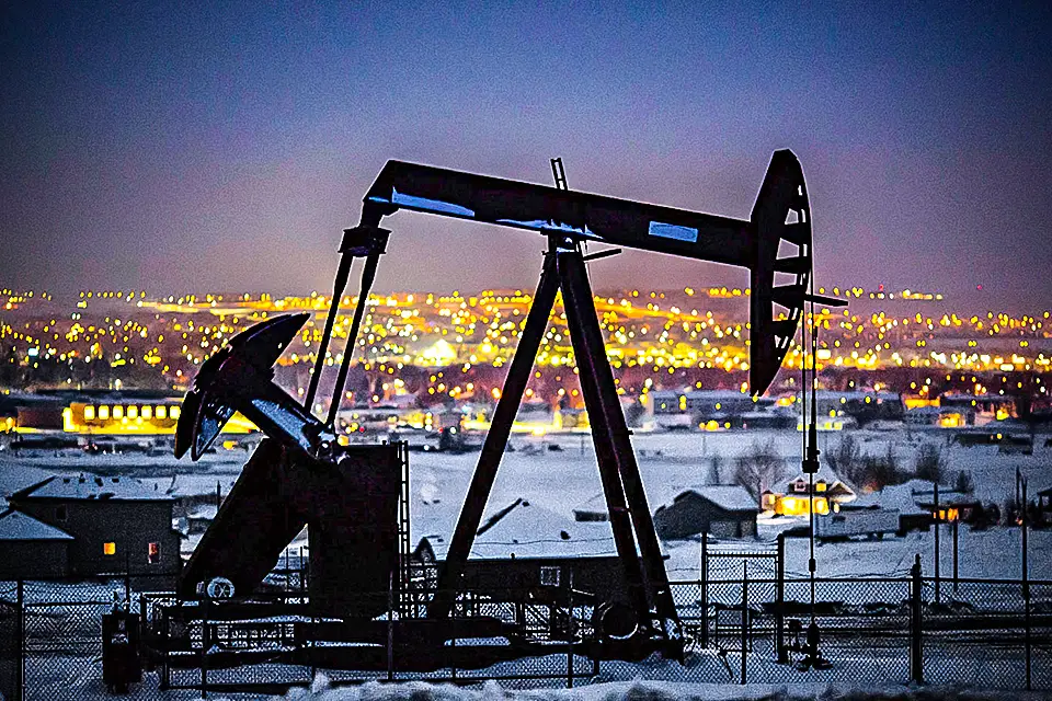 Petróleo fecha com resultados mistos em meio a temores sobre Oriente Médio