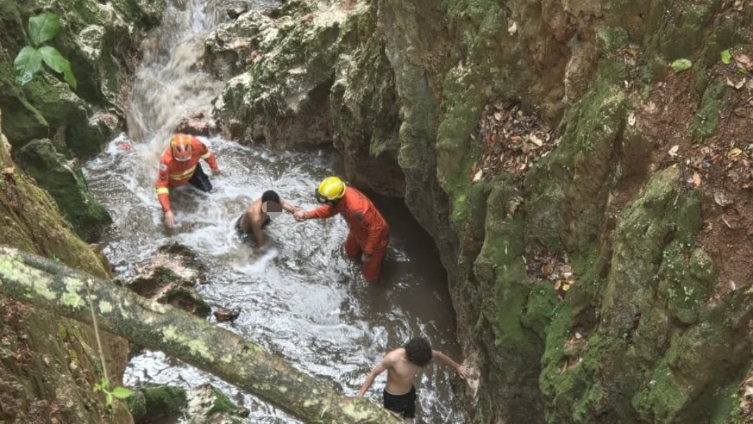 Bombeiros do Distrito Federal realizam o resgate de pessoas presas em um córrego após tromba d'água no Parque do Cortado.