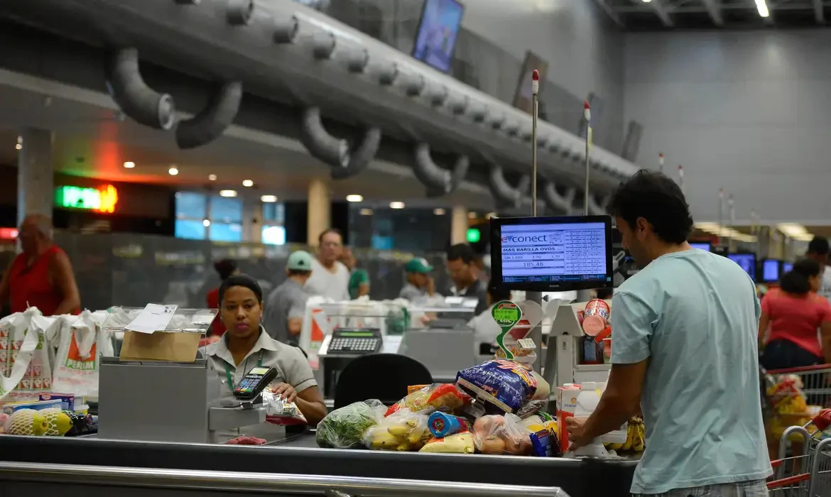 Varejo alimentar registra alta de 6,5% após proibição de apostas online