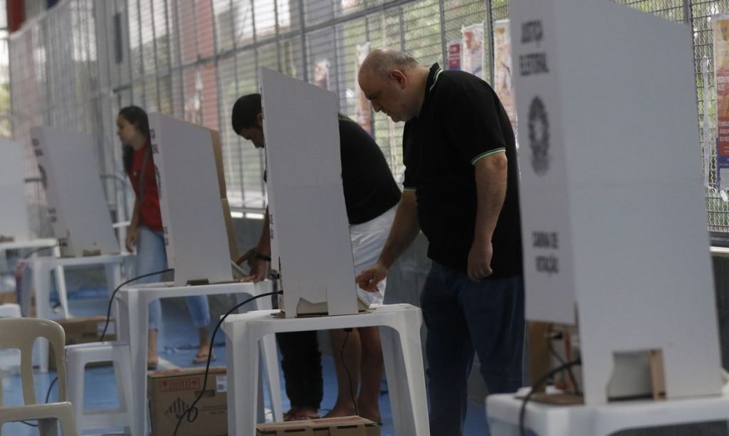 Segundo turno tem votação rápida e eleitores atentos à reta final das campanhas no DF