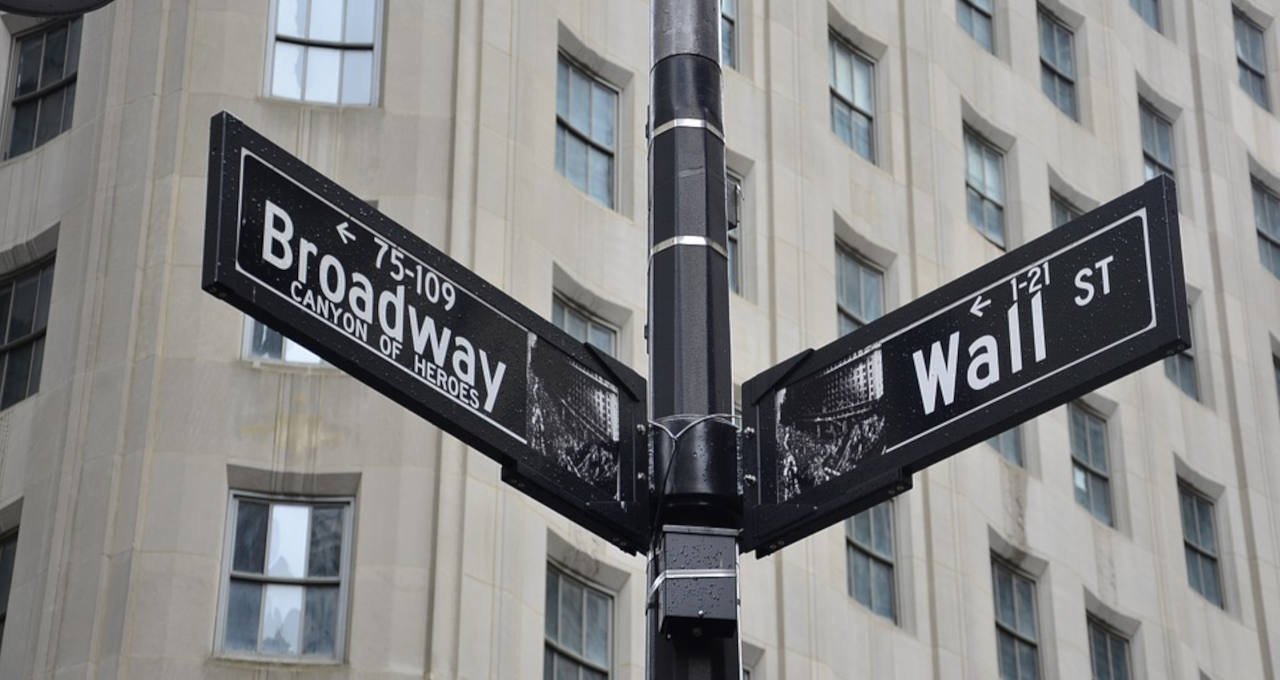 Wall Street fecha em alta impulsionada por ações ligadas à IA